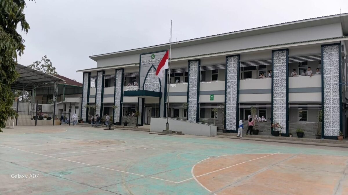 Peringati Tragedi G30S/PKI, MAN 1 Majalengka Kibarkan Bendera Merah Putih Setengah Tiang