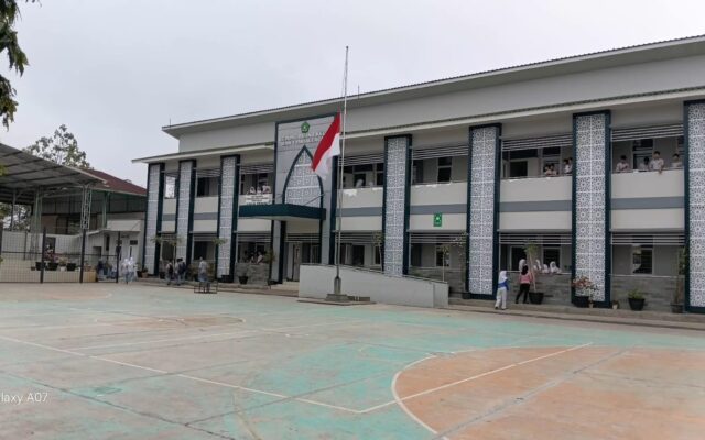 Peringati Tragedi G30S/PKI, MAN 1 Majalengka Kibarkan Bendera Merah Putih Setengah Tiang