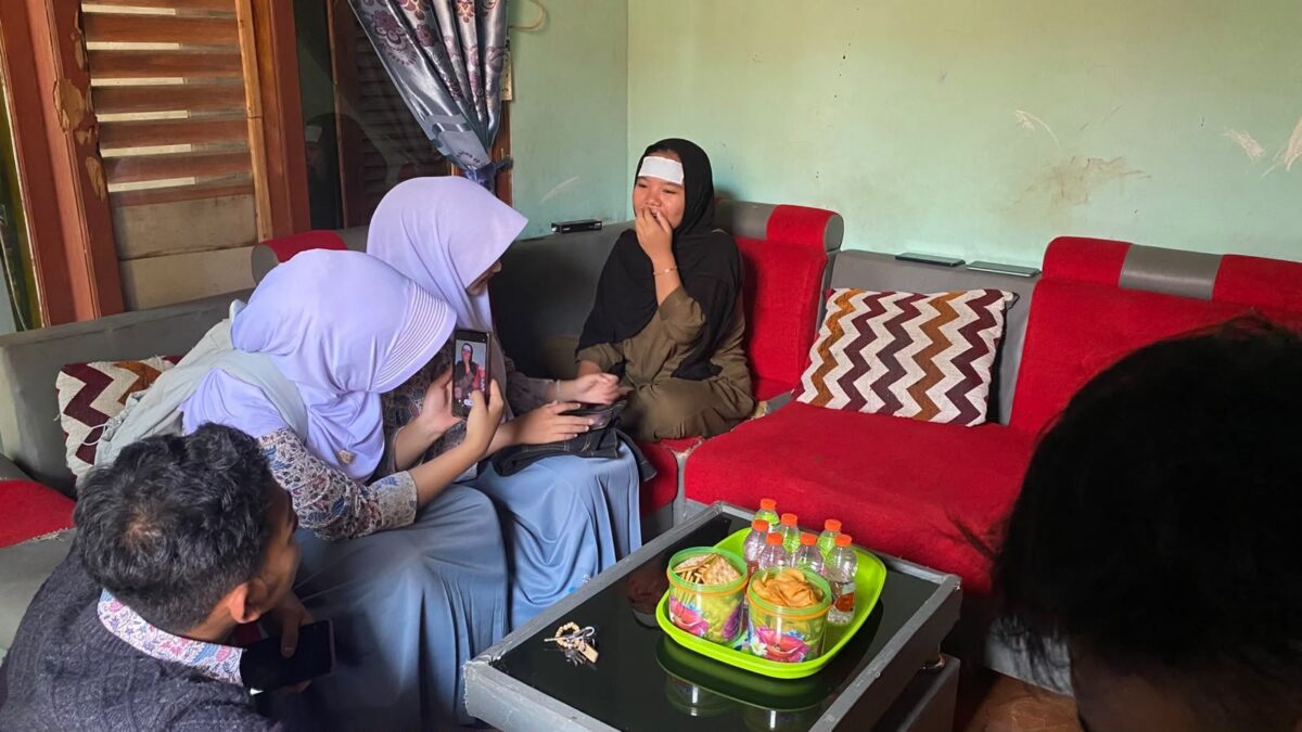 Tumbuhkan Solidaritas, Siswa XII.2 Jenguk Teman Sakit Wujudkan Kepedulian dan Kebersamaan