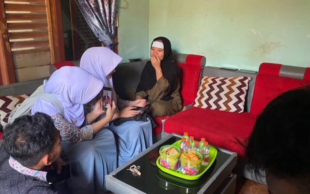 Tumbuhkan Solidaritas, Siswa XII.2 Jenguk Teman Sakit Wujudkan Kepedulian dan Kebersamaan