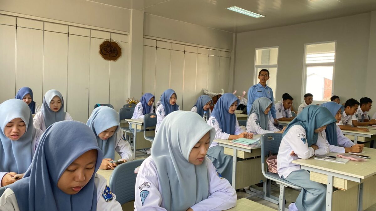 Tingkatkan Ketakwaan Siswa, Siswa Kelas XII.2 MAN 1 Majalengka Rutinkan Pembacaan Asmaul Husna Sebelum Belajar