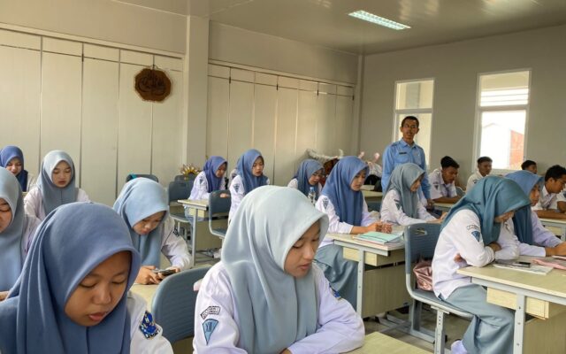 Tingkatkan Ketakwaan Siswa, Siswa Kelas XII.2 MAN 1 Majalengka Rutinkan Pembacaan Asmaul Husna Sebelum Belajar