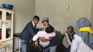Sigap dan Cepat, Tim PMR dan Pembina Dampingi Kesehatan Siswa Saat Upacara Bendera