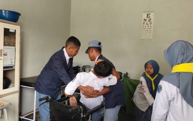 Sigap dan Cepat, Tim PMR dan Pembina Dampingi Kesehatan Siswa Saat Upacara Bendera