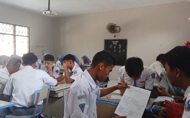 Inovasi Pembelajaran, Siswa MAN 1 Majalengka Tentukan Konsep Redoks Lewat Teka-Teki Silang
