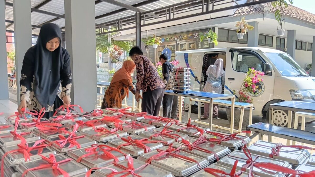Piket MBG MAN 1 Majalengka Kembalikan Ribuan Ompreng Makanan ke Petugas SPPG