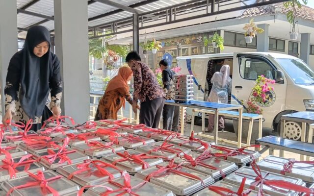 Piket MBG MAN 1 Majalengka Kembalikan Ribuan Ompreng Makanan ke Petugas SPPG