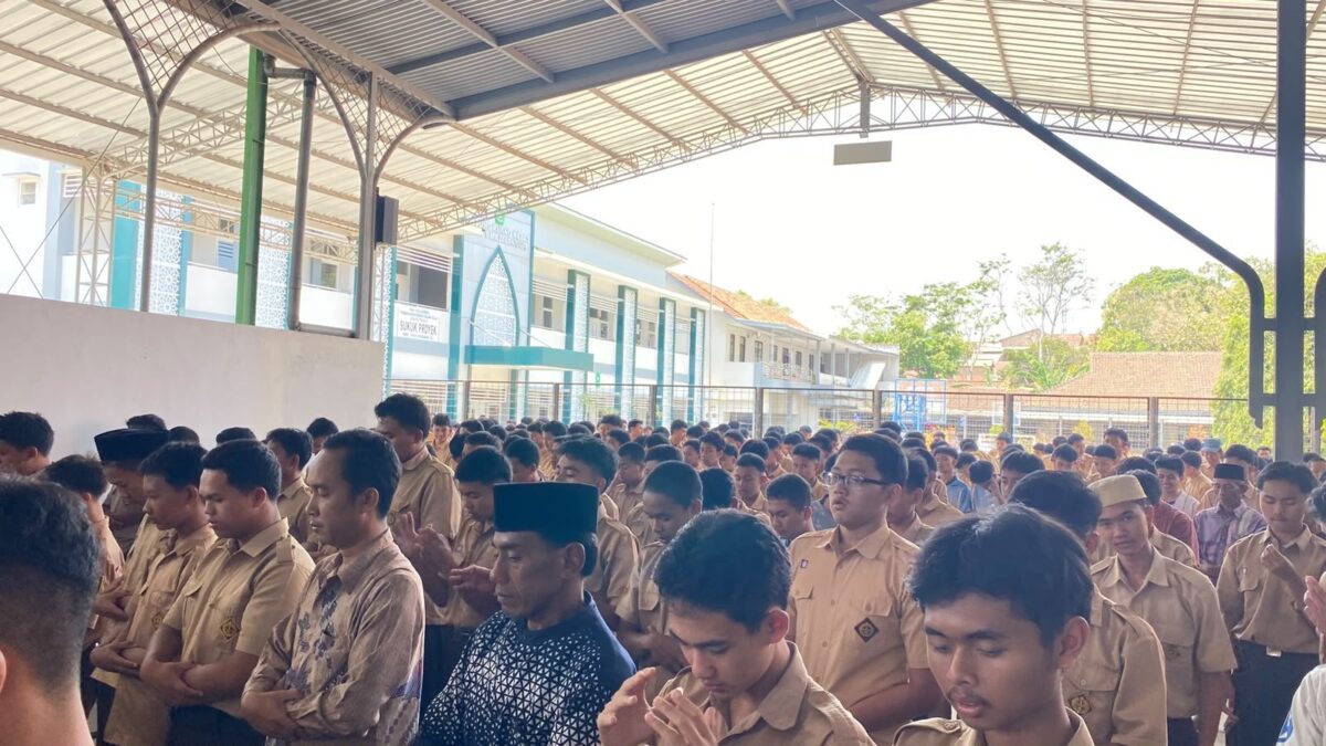 Perkuat Karakter Siswa, Siswa XII.2 MAN 1 Majalengka Gelar Khutbah dan Salat Jumat