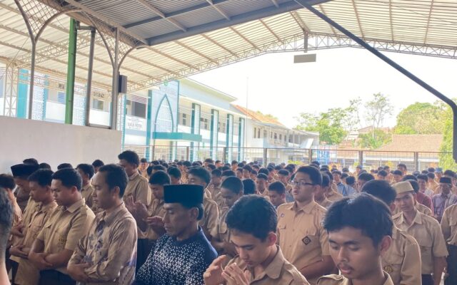 Perkuat Karakter Siswa, Siswa XII.2 MAN 1 Majalengka Gelar Khutbah dan Salat Jumat