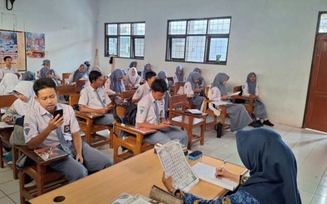 Budayakan Literasi Asmaul Husna, Siswa MAN 1 Majalengka Awali KBM dengan Doa
