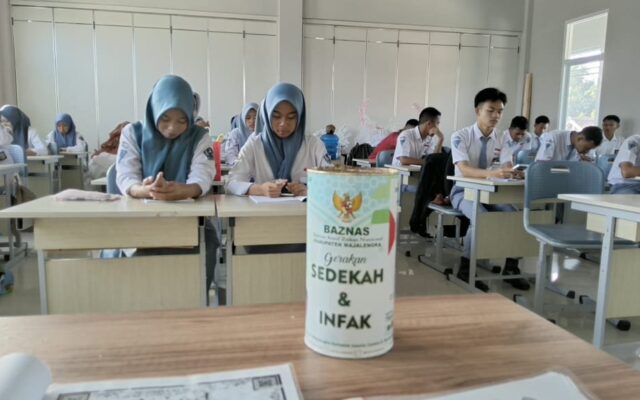 Siswa Kelas XII.2 MAN 1 Majalengka Galang Donasi Peduli Bencana NTT di Kelas
