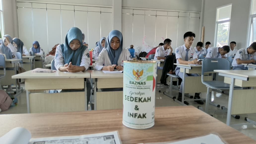 Siswa Kelas XII.2 MAN 1 Majalengka Galang Donasi Peduli Bencana NTT di Kelas