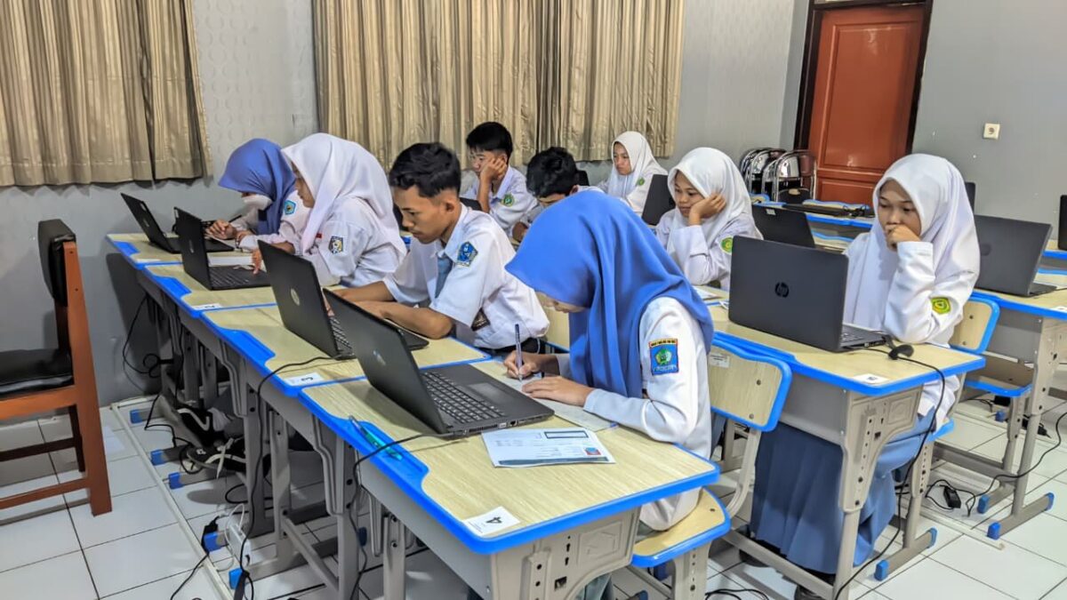 Uji Dua Mapel Sekaligus, Sesi Tiga OMI 2026 MAN 1 Majalengka Berjalan Lancar