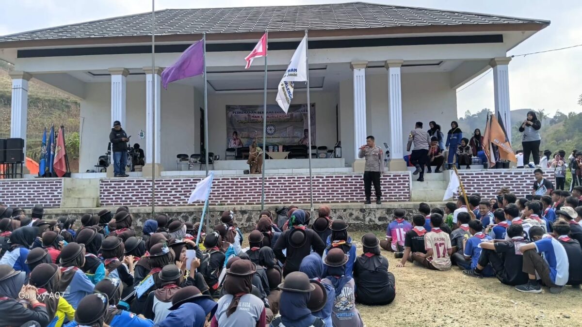 Polsek Banjaran Kunjungi Perkemahan MAN 1 Majalengka Menyapa Peserta dengan Memberikan Pertanyaan dan hadiah