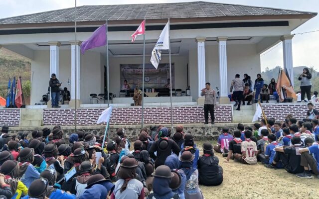 Polsek Banjaran Kunjungi Perkemahan MAN 1 Majalengka Menyapa Peserta dengan Memberikan Pertanyaan dan hadiah