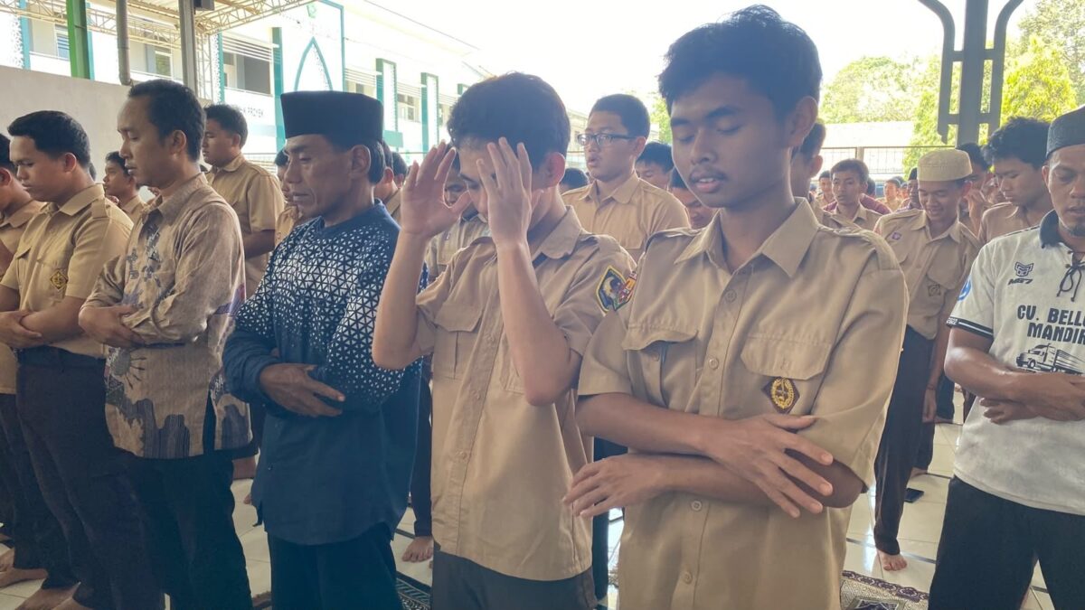 Perkuat Karakter Siswa, Siswa XII.2 MAN 1 Majalengka Gelar Khutbah dan Salat Jumat