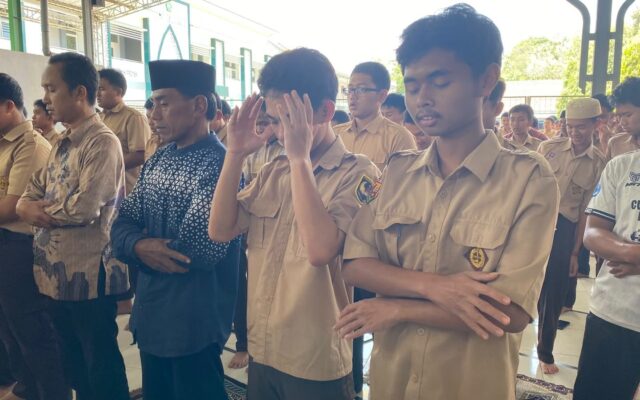 Perkuat Karakter Siswa, Siswa XII.2 MAN 1 Majalengka Gelar Khutbah dan Salat Jumat