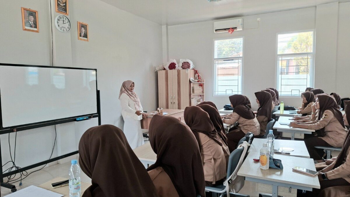 Edukasi Budaya Hidup Rapi, Siswi XII MAN 1 Majalengka Ikuti Keputrian Tema Decluttering