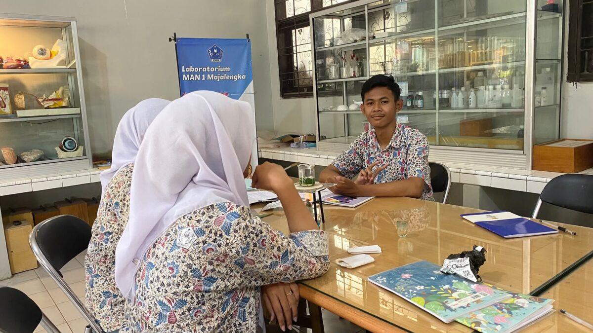 Uji Kandungan Makanan, Siswa XII.2 MAN 1 Majalengka Gelar Praktikum Uji Amilum