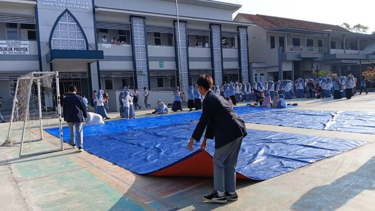 Aksi Sigap Petugas Piket OSIS MAN 1 Majalengka Jaga Kebersihan Sarana Sholat Dhuha