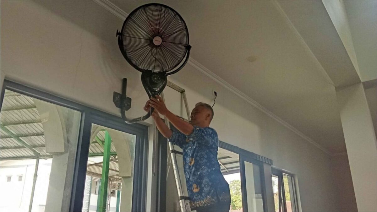 Tingkatkan Kenyamanan Ibadah Siswa, Petugas Pasang Kembali Kipas Angin Masjid MAN 1 Majalengka