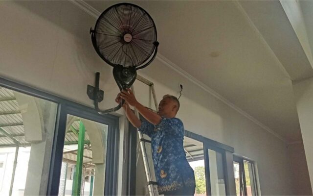 Tingkatkan Kenyamanan Ibadah Siswa, Petugas Pasang Kembali Kipas Angin Masjid MAN 1 Majalengka