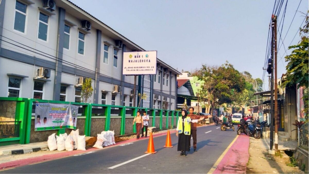 Sinergi PKS, Polri, dan Satpam MAN 1 Majalengka Amankan Lalu Lintas
