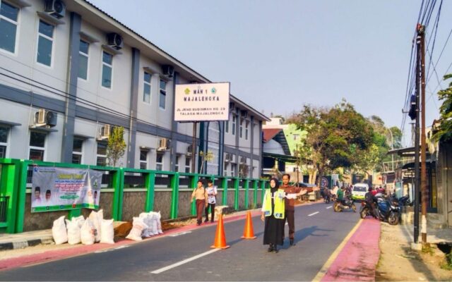 Sinergi PKS, Polri, dan Satpam MAN 1 Majalengka Amankan Lalu Lintas