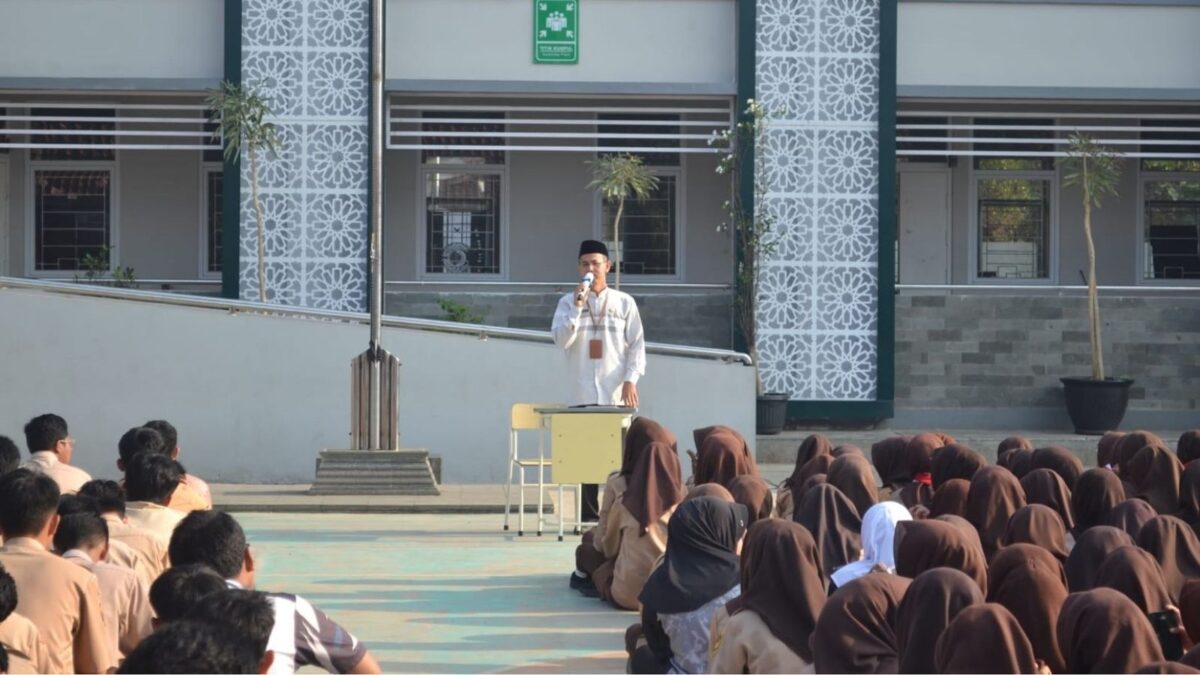 Tingkatkan Kedisiplinan dan Kepedulian, Waka Humas MAN 1 Majalengka Imbau Kehidmatan Salat Jumat dan Evaluasi Infak