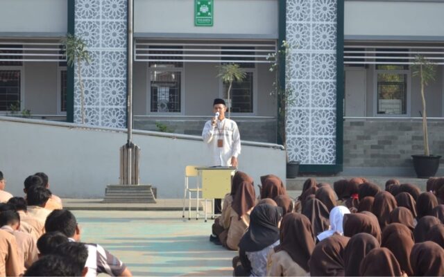 Tingkatkan Kedisiplinan dan Kepedulian, Waka Humas MAN 1 Majalengka Imbau Kehidmatan Salat Jumat dan Evaluasi Infak