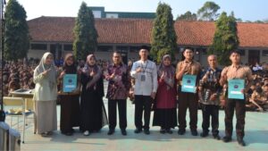 Apresiasi Kepedulian Siswa, UPZ MAN 1 Majalengka Serahkan Sertifikat Penghargaan Infak SIGAP Terbanyak