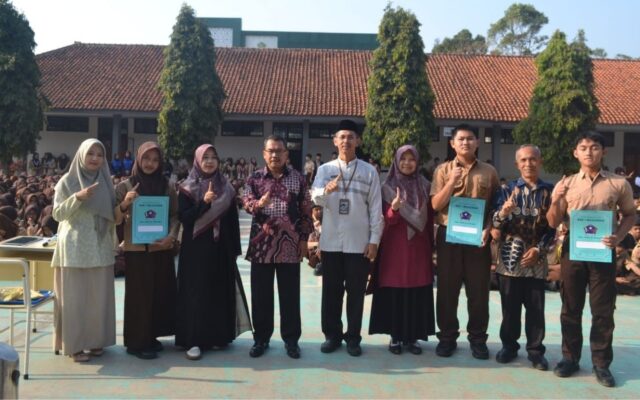 Apresiasi Kepedulian Siswa, UPZ MAN 1 Majalengka Serahkan Sertifikat Penghargaan Infak SIGAP Terbanyak