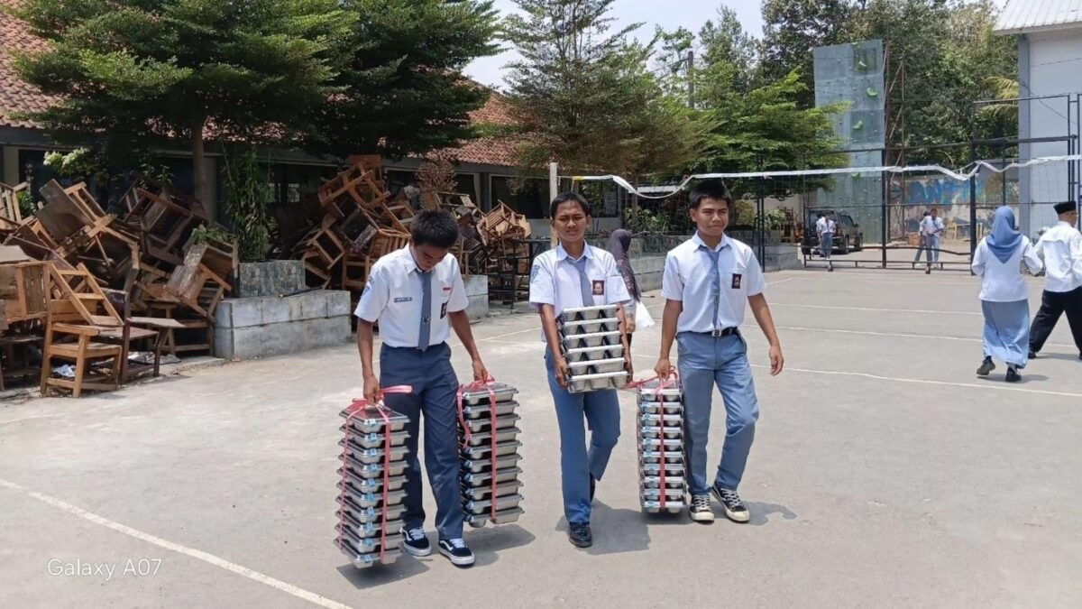 Siswa MAN 1 Majalengka Bahu-Membahu Distribusikan Program Makan Bergizi Gratis