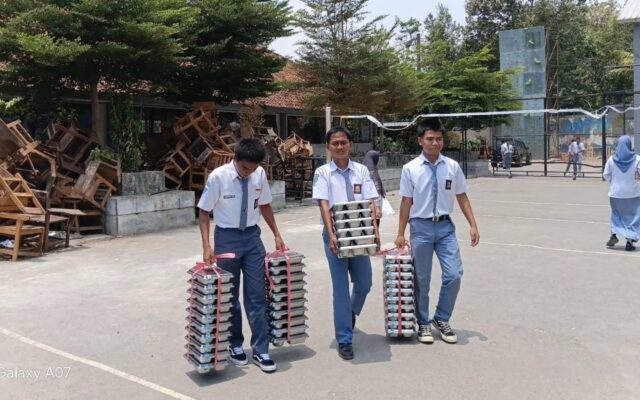 Siswa MAN 1 Majalengka Bahu-Membahu Distribusikan Program Makan Bergizi Gratis