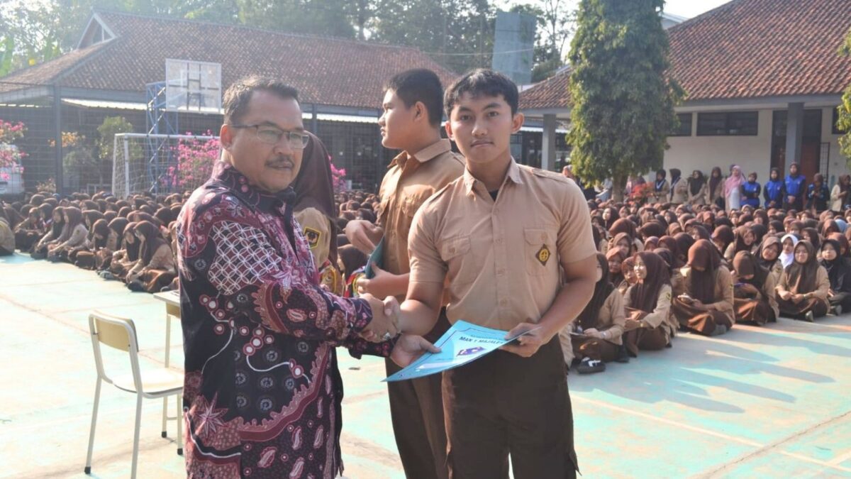 UPZ MAN 1 Majalengka Anugerahi Kelas XII.7 Predikat Pengumpul Infak SIGAP Terbanyak