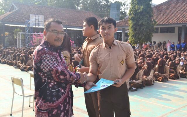 UPZ MAN 1 Majalengka Anugerahi Kelas XII.7 Predikat Pengumpul Infak SIGAP Terbanyak