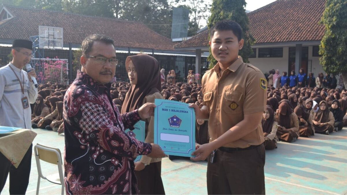 Tingkatkan Kepedulian Sosial, UPZ MAN 1 Majalengka Anugerahi Kelas XI.4 Predikat Infak Terbanyak