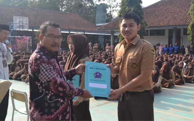 Tingkatkan Kepedulian Sosial, UPZ MAN 1 Majalengka Anugerahi Kelas XI.4 Predikat Infak Terbanyak