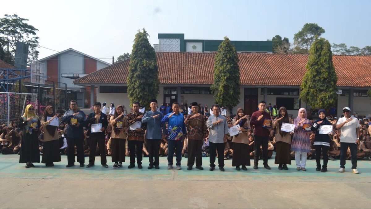 Apresiasi Budaya Bersih, Plt Kepala MAN 1 Majalengka Serahkan Penghargaan Kelas Terbersih Kelas XII
