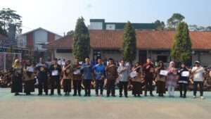 Apresiasi Budaya Bersih, Plt Kepala MAN 1 Majalengka Serahkan Penghargaan Kelas Terbersih Kelas XII