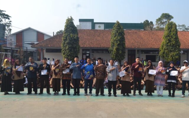 Apresiasi Budaya Bersih, Plt Kepala MAN 1 Majalengka Serahkan Penghargaan Kelas Terbersih Kelas XII