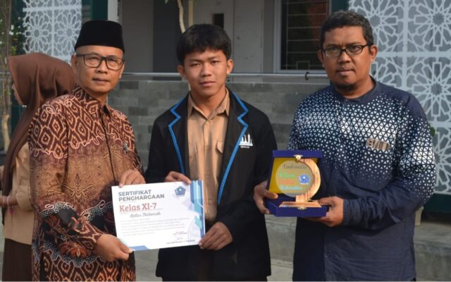 Apresiasi Budaya Bersih, Kelas XI.7 MAN 1 Majalengka Raih Penghargaan Kelas Terbersih Periode September