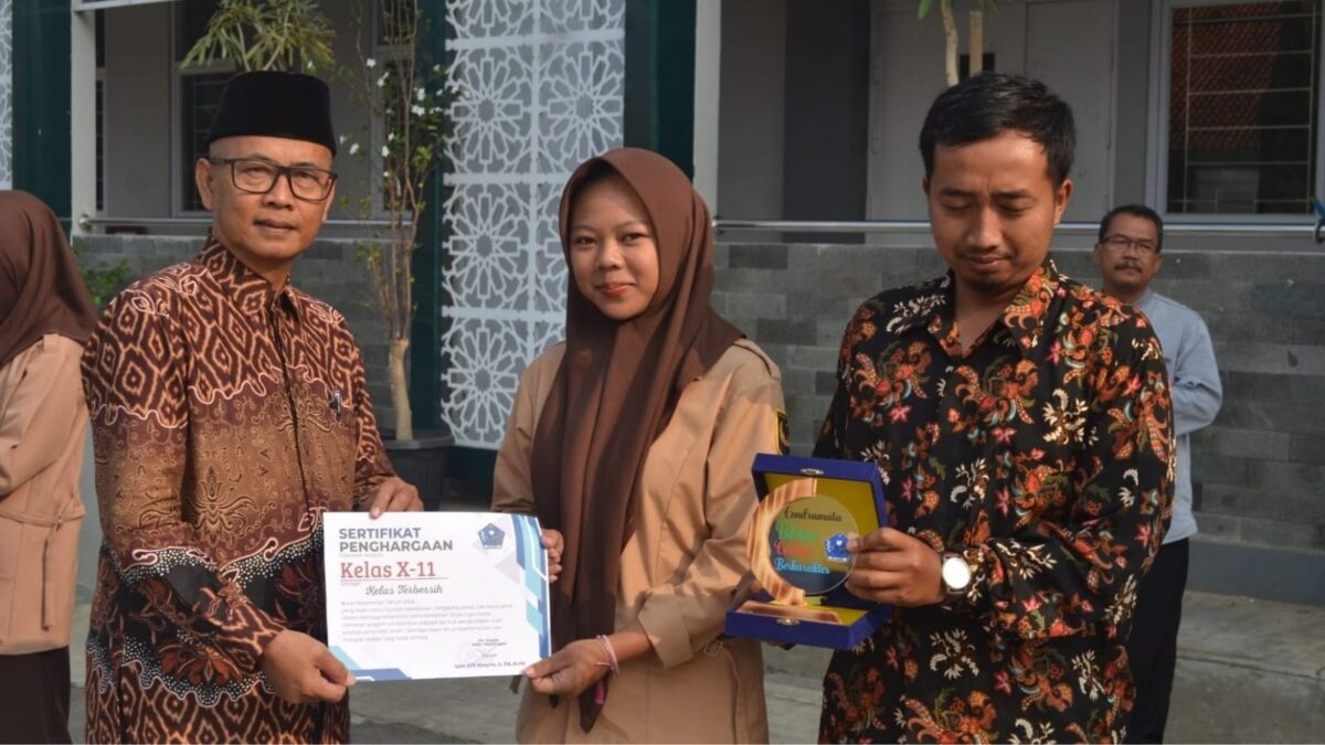 Kelas X.11 MAN 1 Majalengka Raih Penghargaan Kelas Terbersih Periode September Kategori Kelas X
