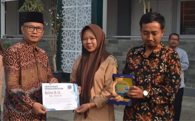 Kelas X.11 MAN 1 Majalengka Raih Penghargaan Kelas Terbersih Periode September Kategori Kelas X