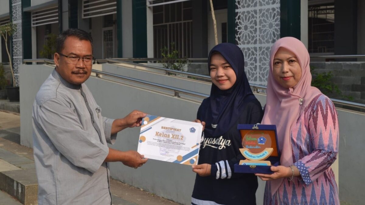 Apresiasi Kedisiplinan Siswa, MAN 1 Majalengka Serahkan Penghargaan Kehadiran Terbaik Kategori Kelas XII