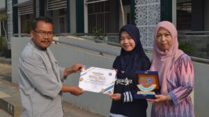 Apresiasi Kedisiplinan Siswa, MAN 1 Majalengka Serahkan Penghargaan Kehadiran Terbaik Kategori Kelas XII