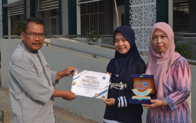 Apresiasi Kedisiplinan Siswa, MAN 1 Majalengka Serahkan Penghargaan Kehadiran Terbaik Kategori Kelas XII
