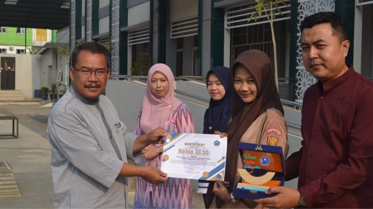 MAN 1 Majalengka Beri Penghargaan Kehadiran Terbaik Kelas XI Guna Populerkan Budaya Disiplin