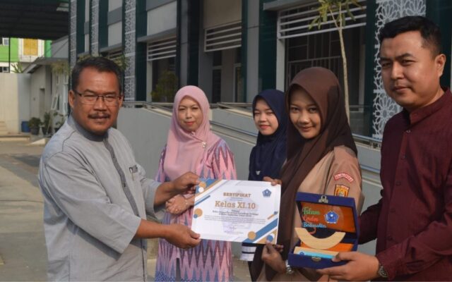 MAN 1 Majalengka Beri Penghargaan Kehadiran Terbaik Kelas XI Guna Populerkan Budaya Disiplin