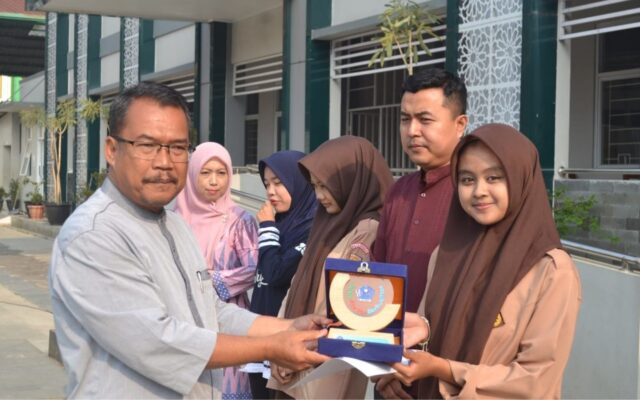 Apresiasi Disiplin, MAN 1 Majalengka Berikan Penghargaan Kehadiran Terbaik Kelas X